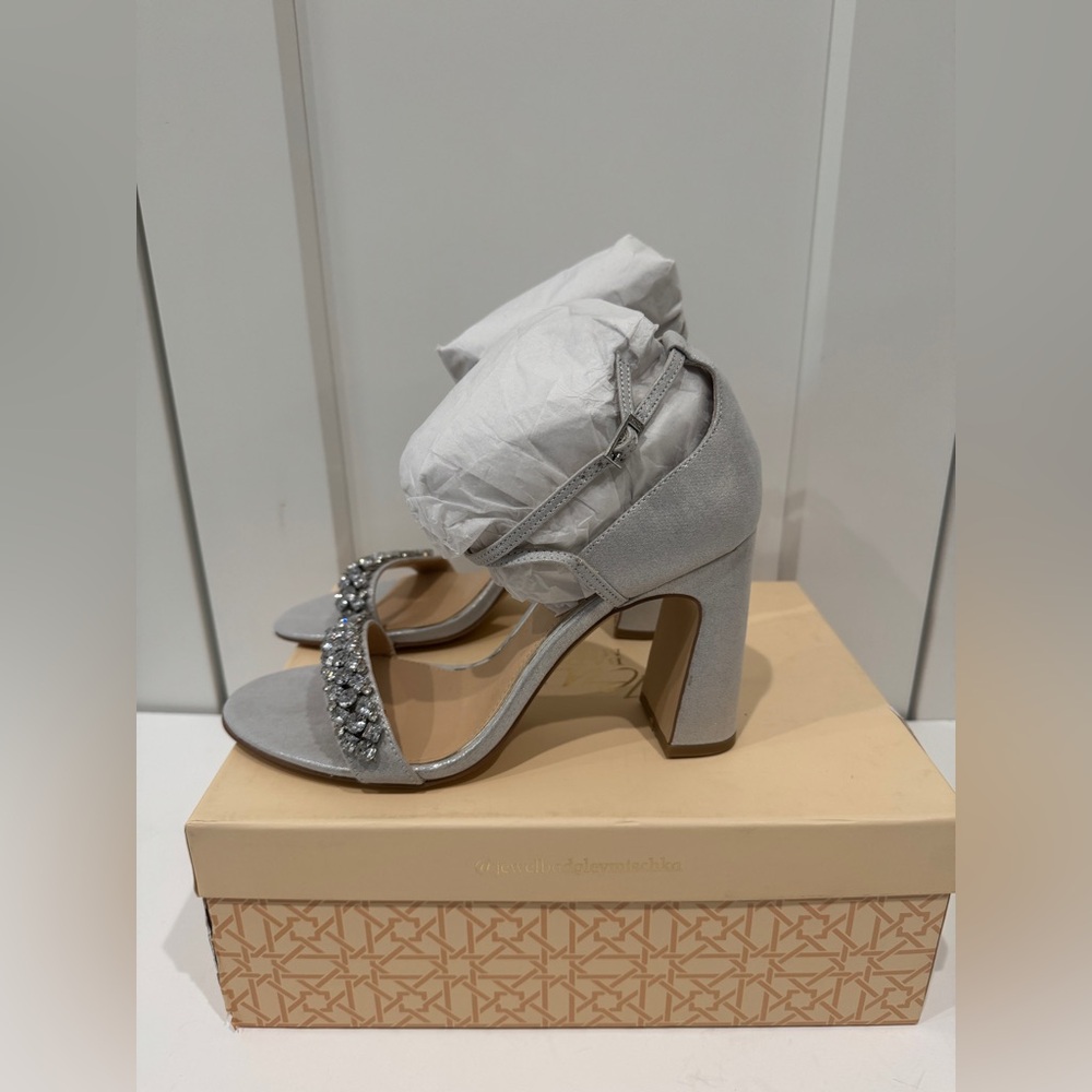 NIB Badgley Mischka Size 10 Penny Silver Jeweled Heeled Sandals